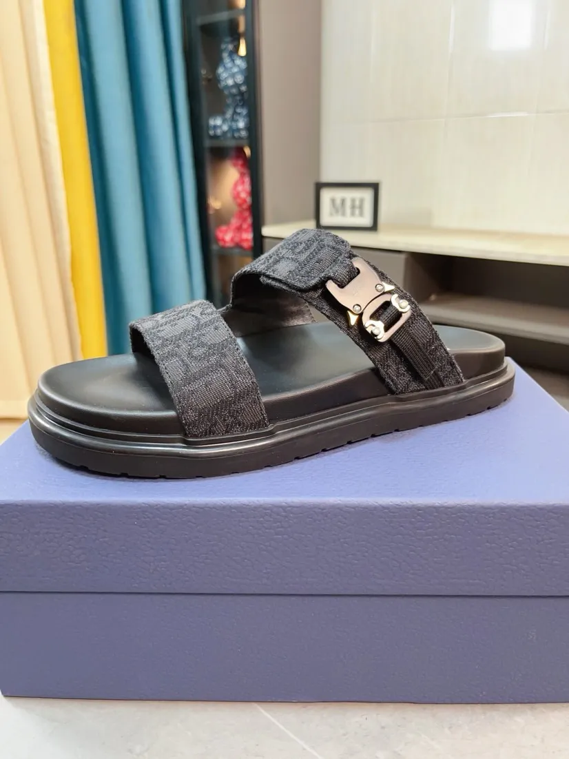 Men's Men's Shoes 💰320🌸🌸Dior Aqua Men's Sandals Slippers. Showcasing Dior haute couture design. The Dior gray suede strap is accented with an aluminum Dior buckle for added style. Paired with a comfortable tonal notch sole, they pair easily with shorts or jeans for a sophisticated look. Main body: suede cow leather, technical fabric lining: cow leather, with adjustable straps, aluminum Dior buckle, Dior gray EVA insole, tonal notch rubber outsole splicing structure👌👌size: 38-44 (45.46 customized)